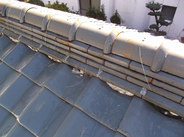 瀬戸市で棟の積み直し工事に伴い既存の棟瓦解体、台風被害により棟瓦が若干歪んでしまった事例